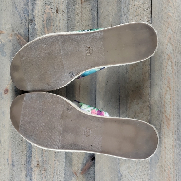 a.n.a. A New Approach Women's Erin Platform Sandals With  Flower Print - Picture 4 of 9